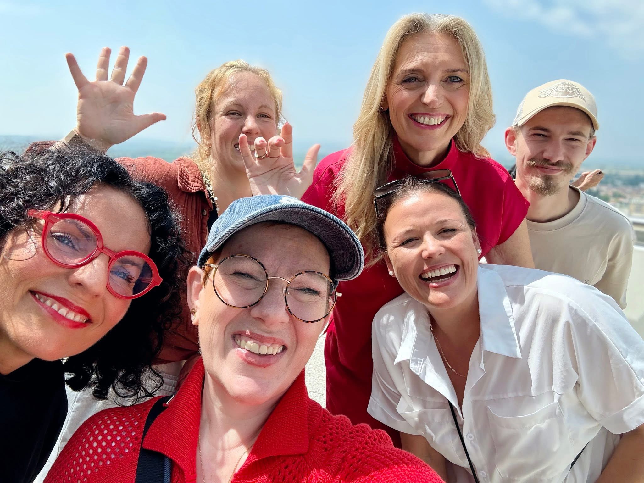 Gemeinsames Gruppen-Selfie im Sonnenschein