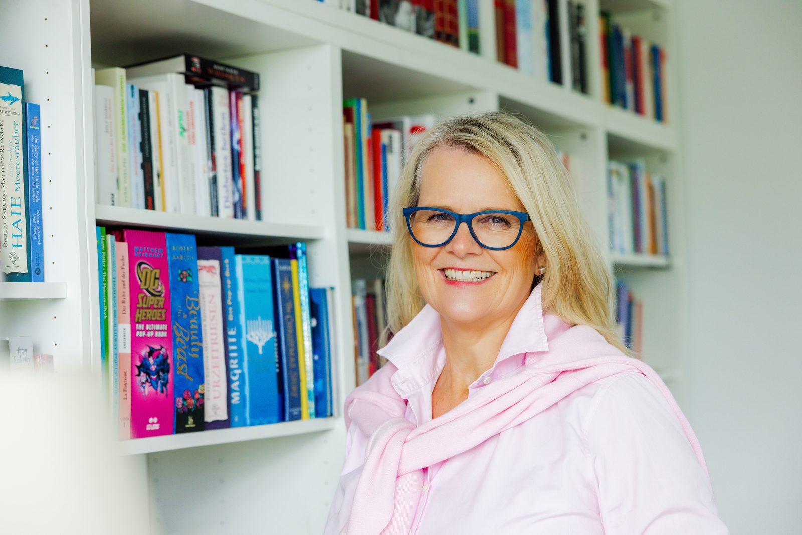 Portrait vor einem Bücherregal Portrait einer Frau vor einem Bücherregal