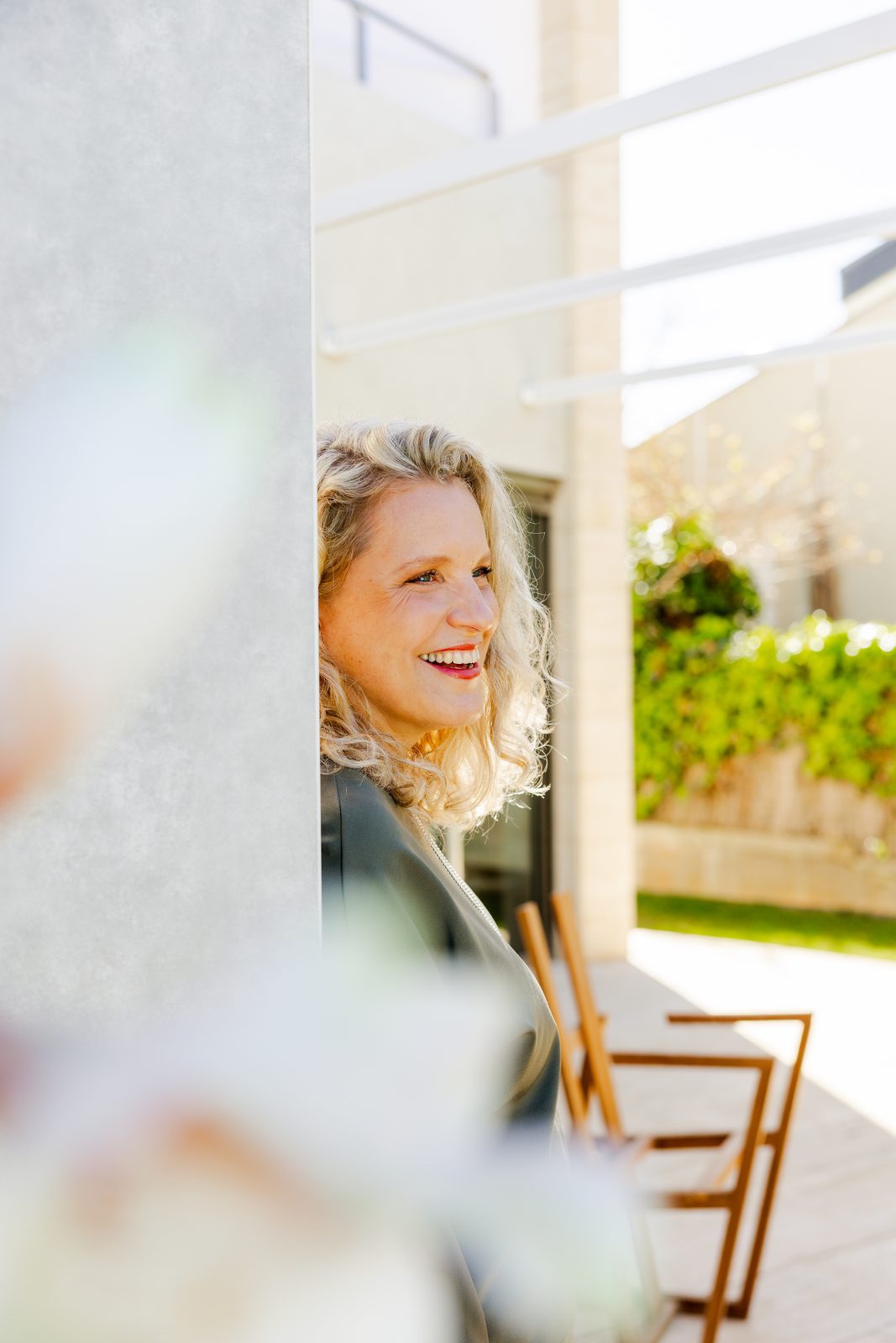 Portrait mit lockigem Haar draußen Eine Frau mit lockigem Haar im Freien