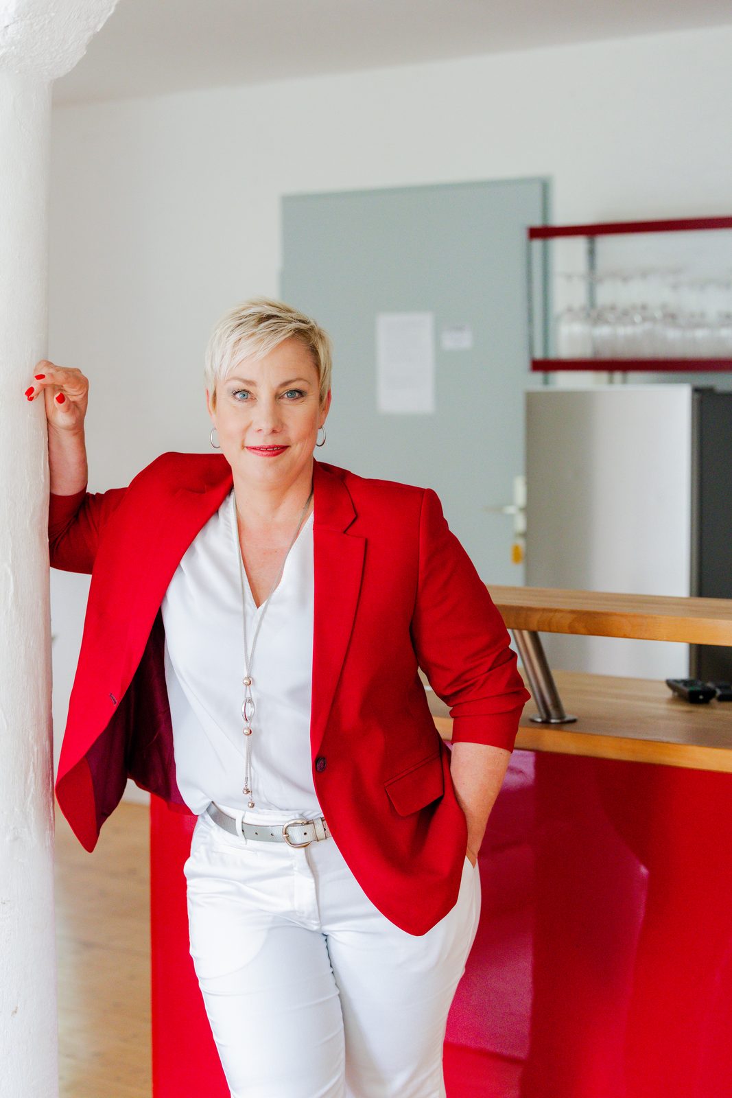 Portrait im roten Blazer Portrait einer Frau im roten Blazer