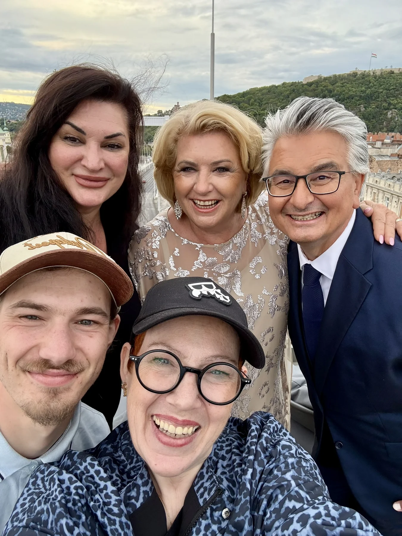 Gruppen-Selfie über den Dächern einer Stadt