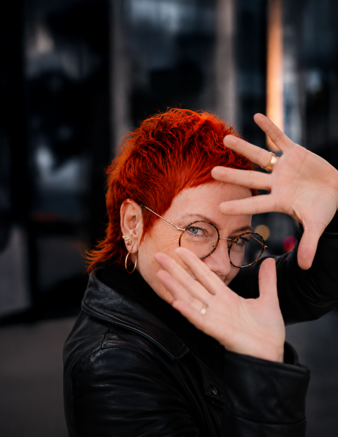Manuela blickt spielerisch durch den Rahmen ihrer Hände